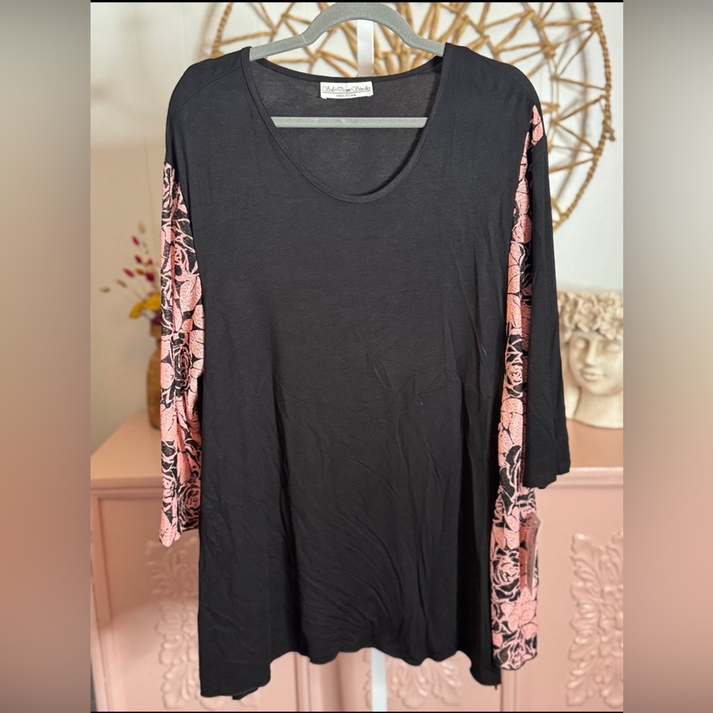 Black and‎ Pink Floral Sleeve 2XL Women's Top